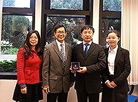 Prof. Ching Pak-chung (2nd from left), Pro-Vice-Chancellor warmly greets the Prof. Si Rongxi(2nd from right), Vice President of Zhejiang University City College